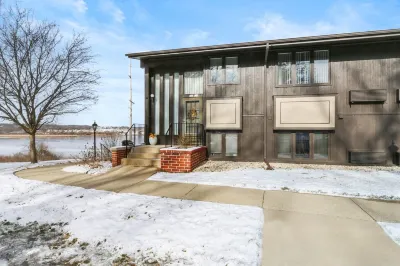 7 mins from your waterfront deck to downtown! Peaceful, private, roomy. Hotels near Geneva Lake