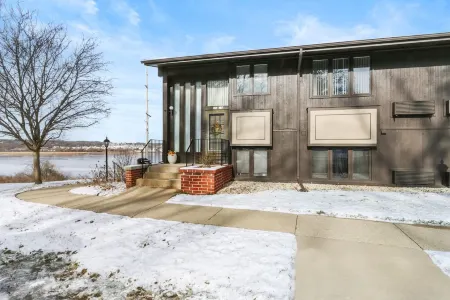 7 mins from your waterfront deck to downtown! Peaceful, private, roomy.