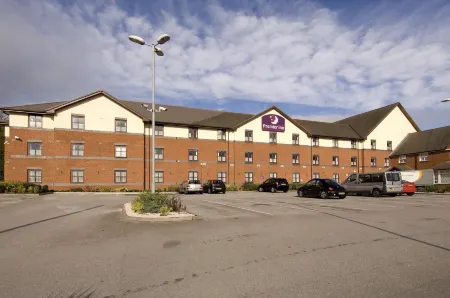 Premier Inn Newcastle Under Lyme Отели рядом с достопримечательностью «Парк Батпул»