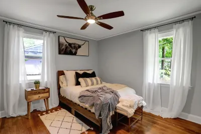Beautiful 3 Bedroom Home in the center of the city Hotels near Great China Food Market