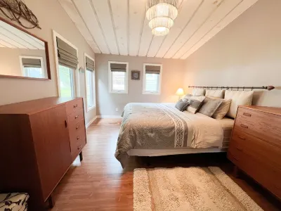 3 Bedroom Beachfront Cottage on Lake of the Woods Hotels near City Of Kenora