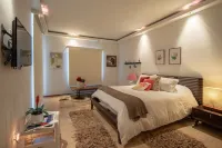 Eagle Beach Area Sunset Getaway w/King Bed