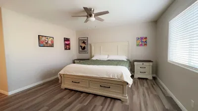 Family Friendly Game House! 15 Mins to Palm Springs! Newly Renovated! MTN Views! Two Bunch Palms Elementary School附近的飯店