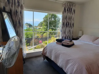 Kaiteriteri Beach Holiday Home, Elevated Sea Views and Mountain Biking Trails