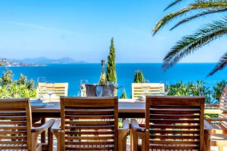 LUXURIOUS VILLA, INCREDIBLE SEA VIEW, SWIMMING POOL Отели рядом с достопримечательностью «Eglise Sainte-Maxime»