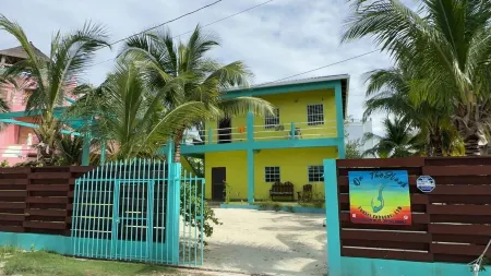On the Hook! Sunset Cabana by the Caribbean Sea Отели рядом с достопримечательностью «Сплит»