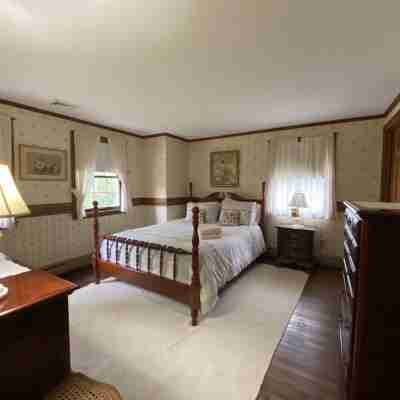 Centrally located 2900 sq ft, 5br 2.5 bath, home. Rooms