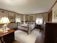 Centrally located 2900 sq ft, 5br 2.5 bath, home. Sandy Neck海灘附近的飯店