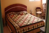 Quiet cottage in beautiful location on the edge of rainforest, Hotels in Petit-Bourg