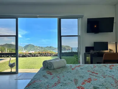 Amazing Hilltop Beach House - Ocean & Mountain Views! Các khách sạn ở 