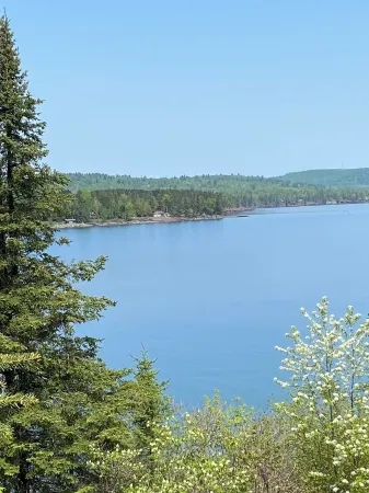 Lakeside Lair; cozy Lake Superior waterfront retreat with views!