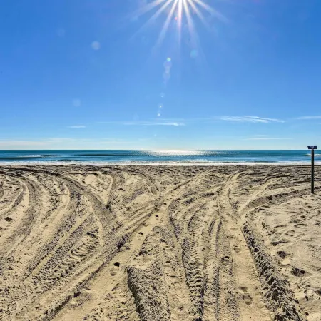1 Ocean Fun Emerald Isle Apt, Steps to Beaches!
