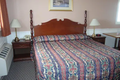 Royal Napanee Inn Hotels near Lennox and Addington Dark Sky Viewing Area