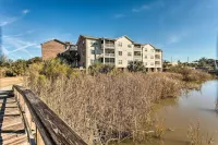 3rd-Floor Riverfront Condo Walk to Downtown Eats! - Wifi