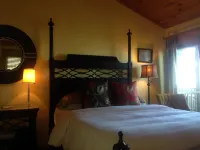 Cypress Moon Inn - balcony