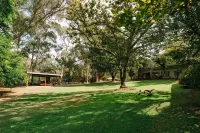 Alpine Riverside Cottages Hotels in Porepunkah