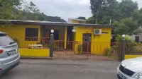 Tonys Guest House فنادق في Maracas Bay Village