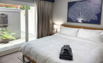 2 Blocks to Beach Park: Cozy Seattle Townhome