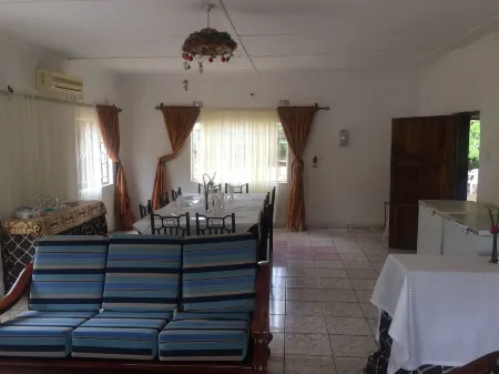 Kana Guest House Отели в г. Simonga