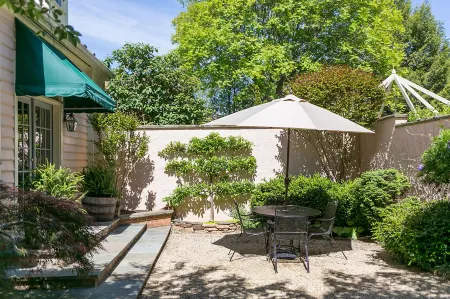 The Red Fox Inn & Tavern Отели в г. Делаплейн