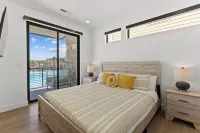 紅色遮陽篷下的沙漠海灘