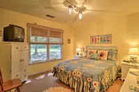 Cozy Pine Mountain Cabin w/ Screened Porch & Yard! - parking