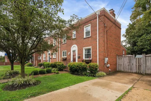 Charming Townhouse Retreat by Cozysuites