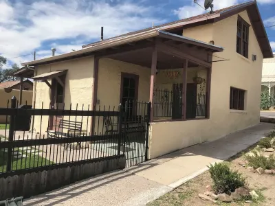 Historical cottage located in the heart of downtown (pet friendly) Hotels near Encore