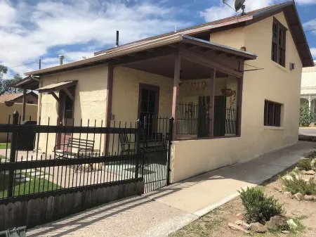 Historical cottage located in the heart of downtown (pet friendly)