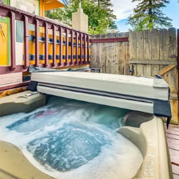Eagle's Nest - Hot Tub, Deck & Prime Location 2 Bedroom Cabin
