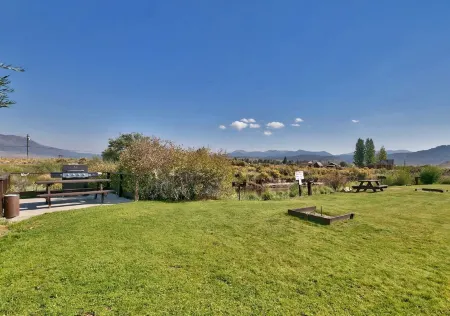 Walker River Lodge Отели рядом с достопримечательностью «Травертин Хот Спрингс»