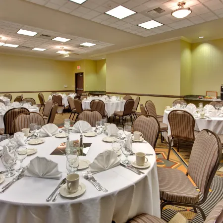 Holiday Inn & Suites BAKERSFIELD by IHG