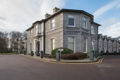Marks at the Manor Luxury Riverside Apartments - Sleeps up to 4, with Parking and Sky TV