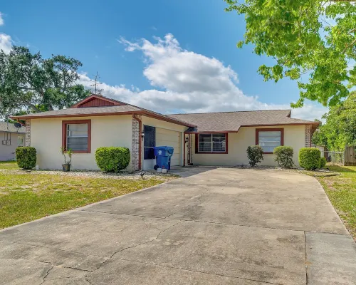 5 Mi to Weeki Wachee! Home w/ Lanai & Air Hockey Hotels in Spring Hill