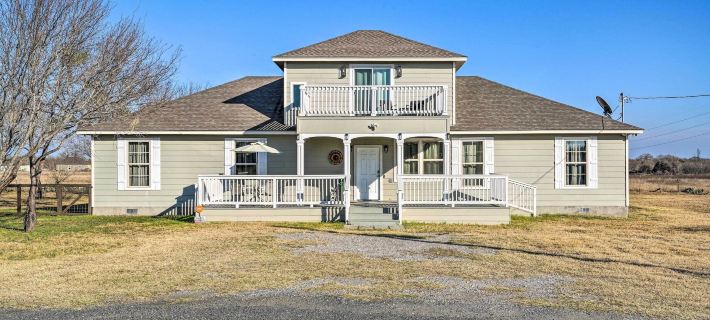 Peaceful Atascosa Home w/ Balcony & Deck! Hotels in Bexar County