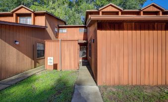 Gainesville Townhome w/ Patio ~ 3 Mi to UF!