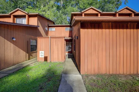 Gainesville Townhome w/ Patio ~ 3 Mi to UF! Отели в г. Haile Plantation
