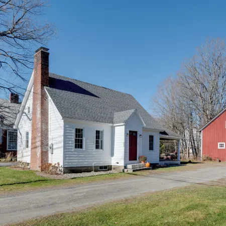 Walk to Village! Family-Friendly Gem in East Burke
