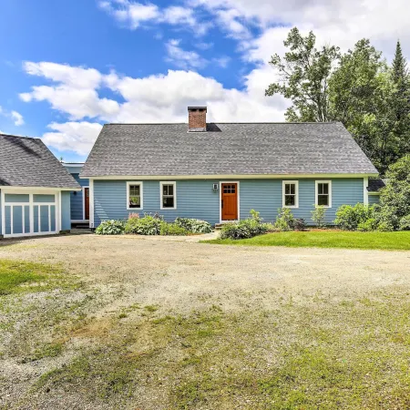 Pet-Friendly House w/ Deck - 10 Mi to Stowe Mtn!