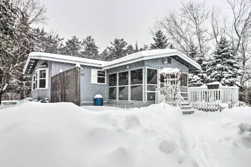 Cozy Crosby Cabin Near Serpent Lake and Main St - 3-Star