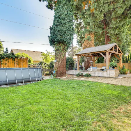 6 Mi to Autzen Stadium: Family Home w/ Hot Tub!