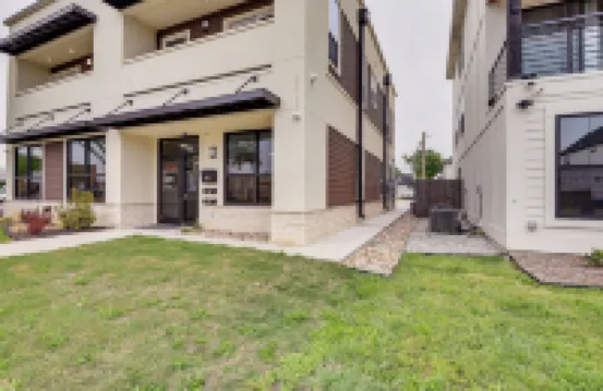 Steps to Tcu Campus: Modern Fort Worth Apt