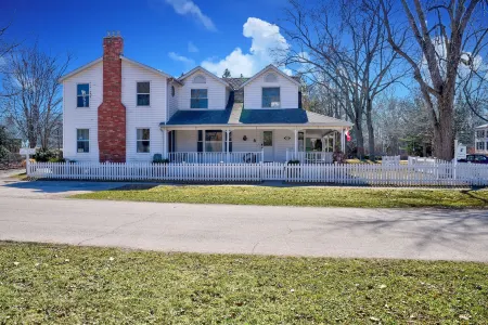 Finlay House Bed and Breakfast Niagara - on - the - Lake Отели рядом с достопримечательностью «Сентенниал Лилак Гарден»