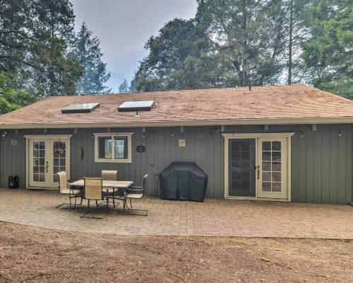 Step-Free Hawkins Bar Home Near Trinity River Hôtels à : Comte de Trinity
