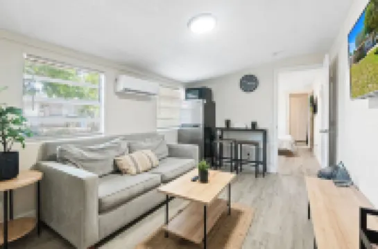 Stylish Queen Suite : Near Beach + Shops + Dining Hotels in Oakland Park