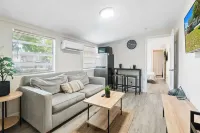 Stylish Queen Suite : Near Beach + Shops + Dining