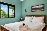 Modern Luxury Chalet • Mountain Views • Hot Tub • Fire Pit • Pets - 5-Star