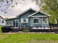 Lakefront Beach Bungalow -  Retreat & Relax - Kayaks, Fire pit, Tree Swings! Hotel a Moose Lake