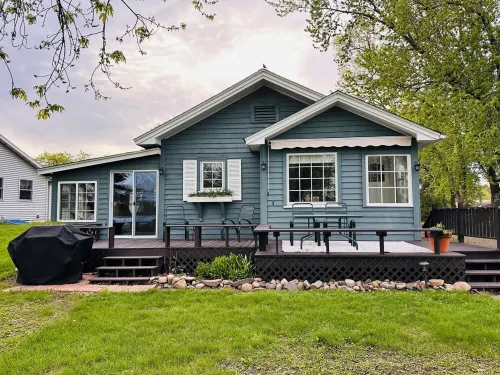 Lakefront Beach Bungalow -  Retreat & Relax - Kayaks, Fire pit, Tree Swings! Hotels in Moose Lake