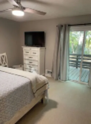 Peaceful 3 bedroom lakehouse w/private wooded lot.